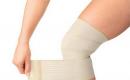 Hur man virar ett elastiskt bandage runt knäet